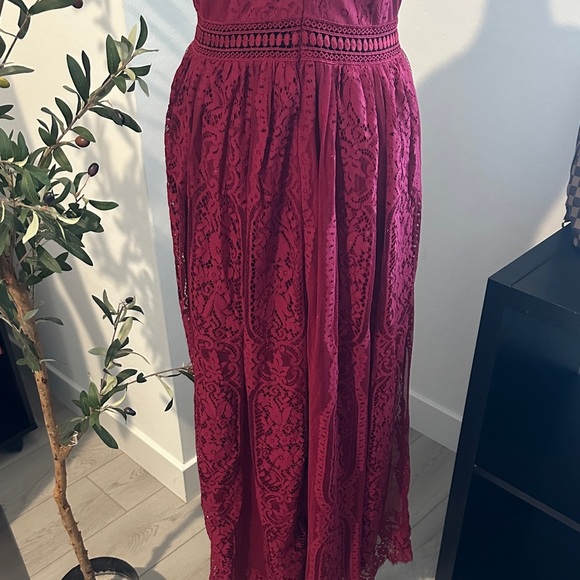 Elegant Lace Maxi Dress in Deep Red - Picture 5 of 7